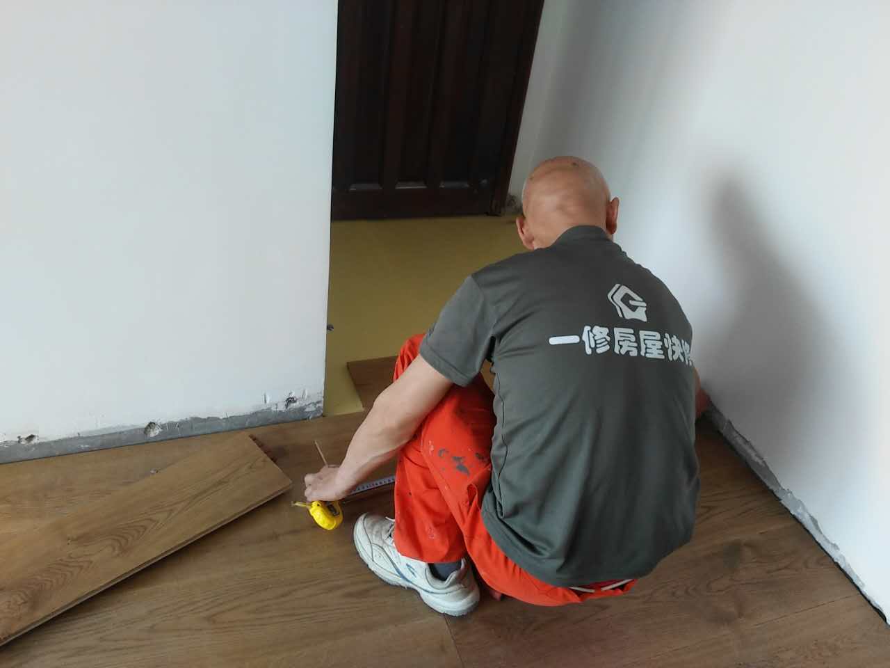 一修師傅告訴你踢腳線(xiàn)安裝的要點(diǎn)，原來(lái)