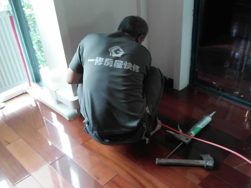 木地板安裝后問題多，也許是工人沒注意