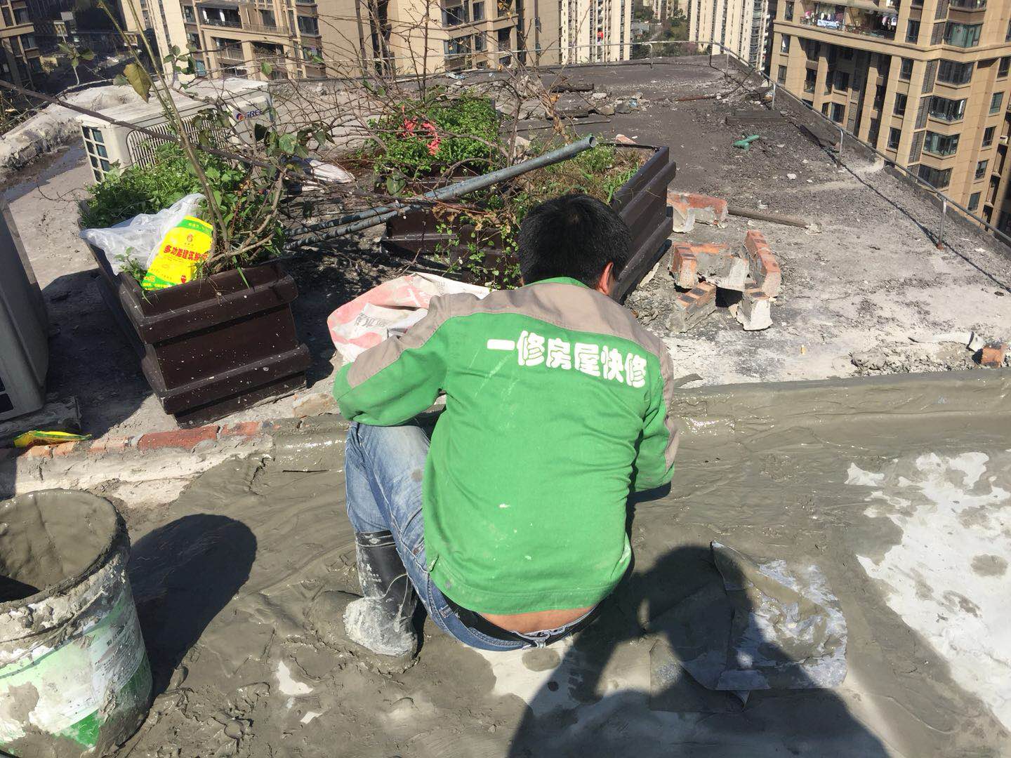 唐山房頂滲水,樓房房頂滲水怎么處理？