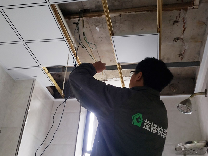 樓上廚衛(wèi)漏水到吊頂上面，樓上漏水怎么