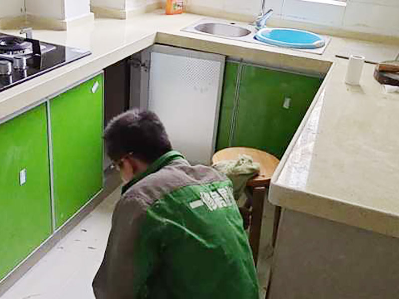 廚房防水有問題導致漏水，漏水漏到樓下