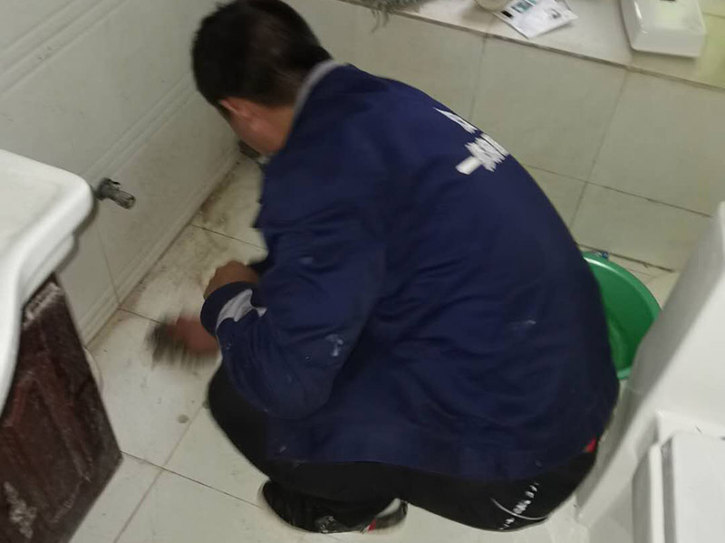 衛(wèi)生間漏水找什么工人來修，衛(wèi)生間滲水