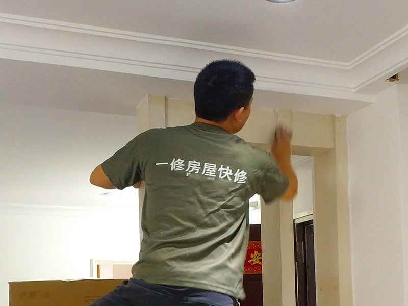 住了幾十年的舊房子只想簡單翻新，墻翻