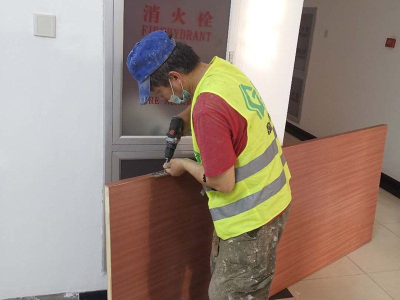 木門表面有污漬和油漆脫落，找不到上門