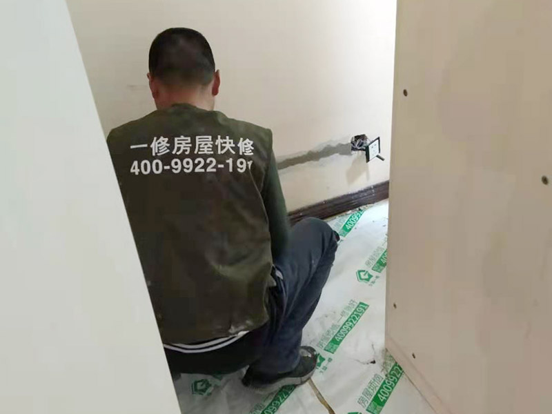 踢腳線和墻面之間出現(xiàn)裂縫，專業(yè)工人如