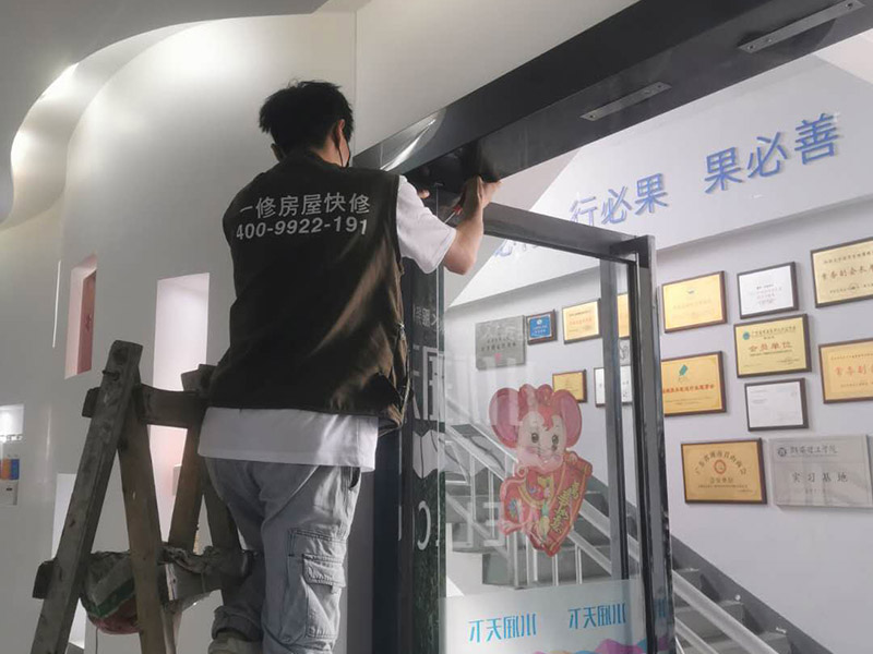 室內(nèi)木門一邊的門框條掉了，怎么維修更