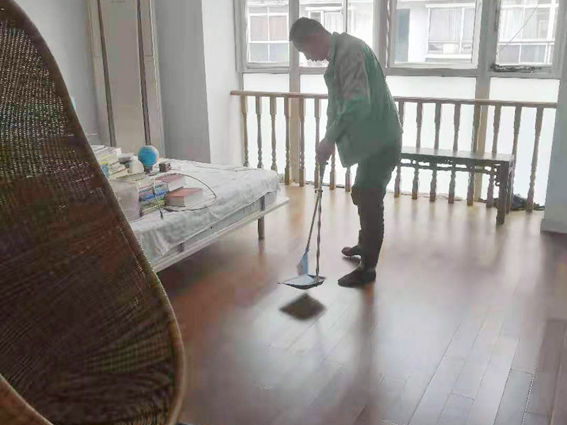 急！急！急！家里漏水地板被水泡了怎么