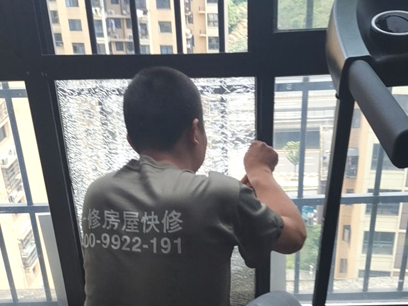 高層雙層玻璃碎了更換費用？