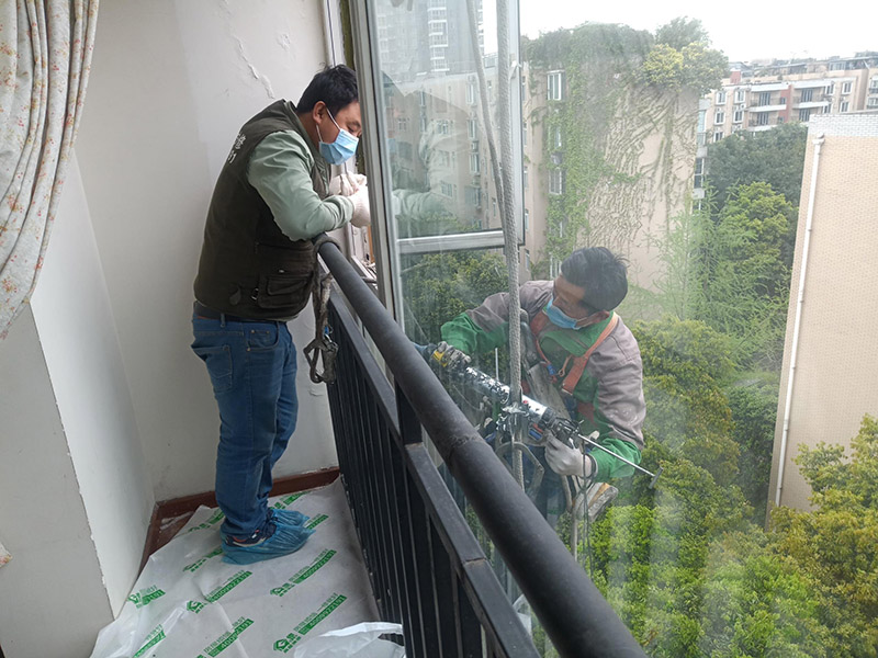 貴陽高層雙層玻璃碎了更換費(fèi)用？